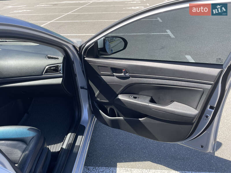 Седан Hyundai Elantra 2016 в Киеве