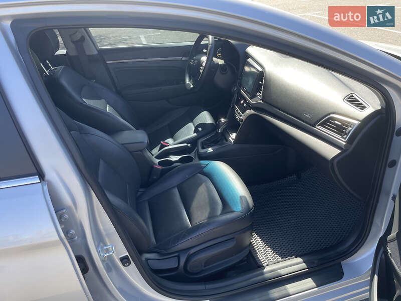 Седан Hyundai Elantra 2016 в Киеве