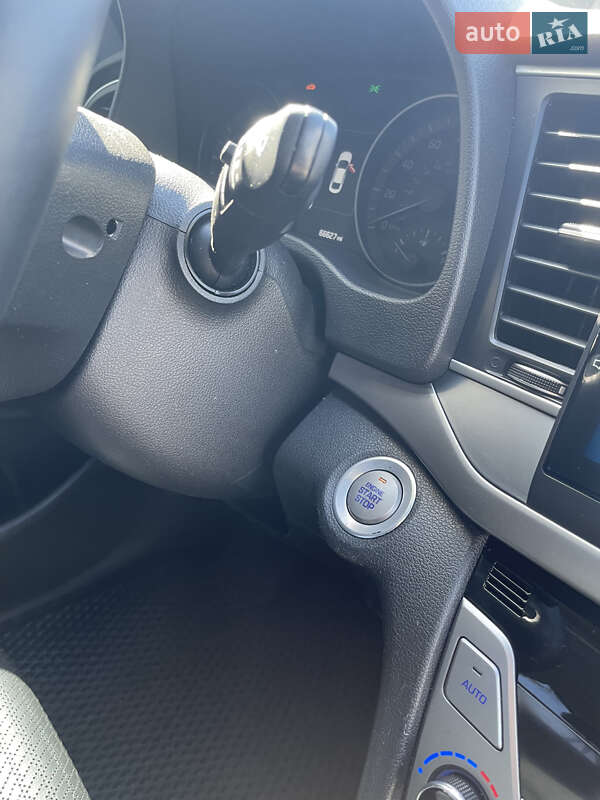 Седан Hyundai Elantra 2016 в Киеве