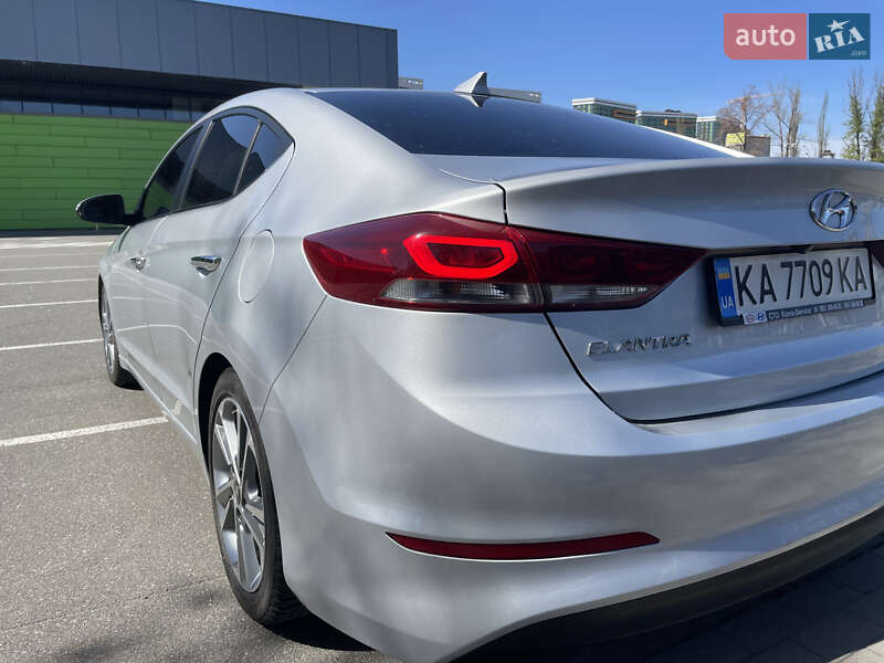 Седан Hyundai Elantra 2016 в Киеве