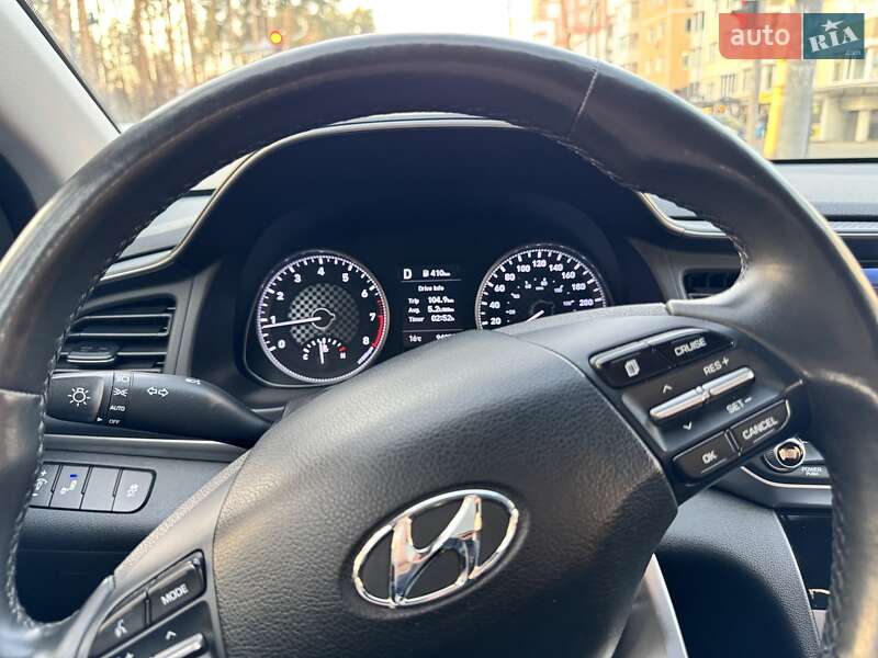 Седан Hyundai Elantra 2018 в Киеве