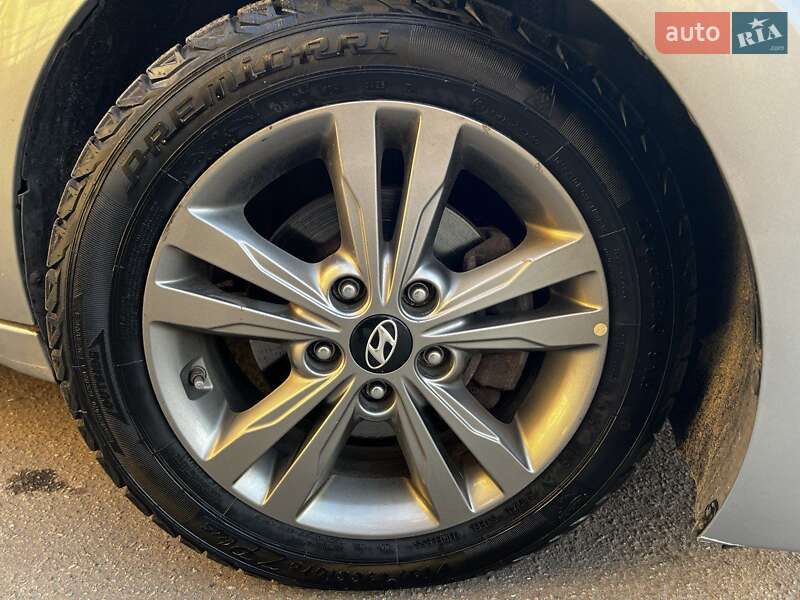 Седан Hyundai Elantra 2016 в Києві