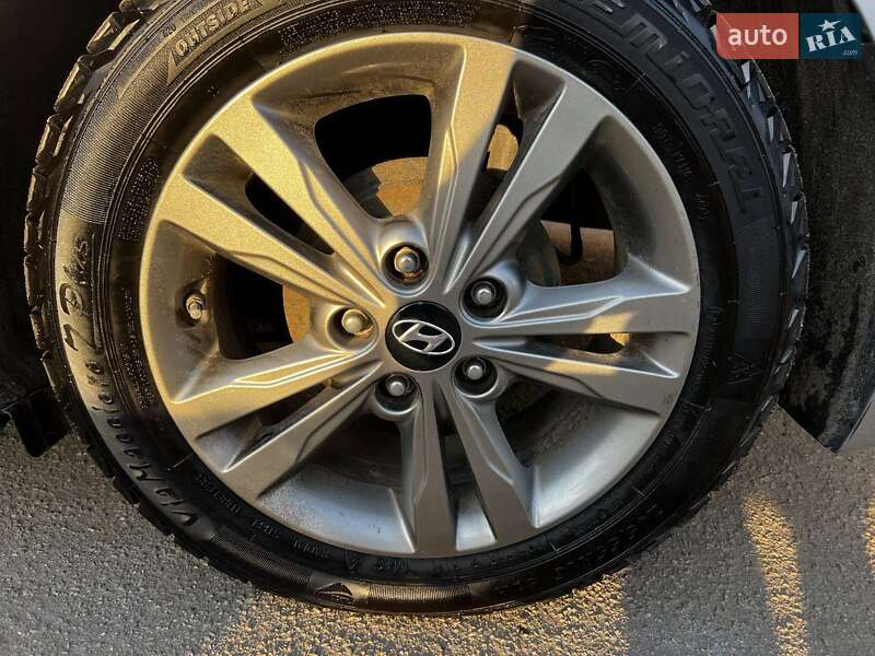 Седан Hyundai Elantra 2016 в Києві