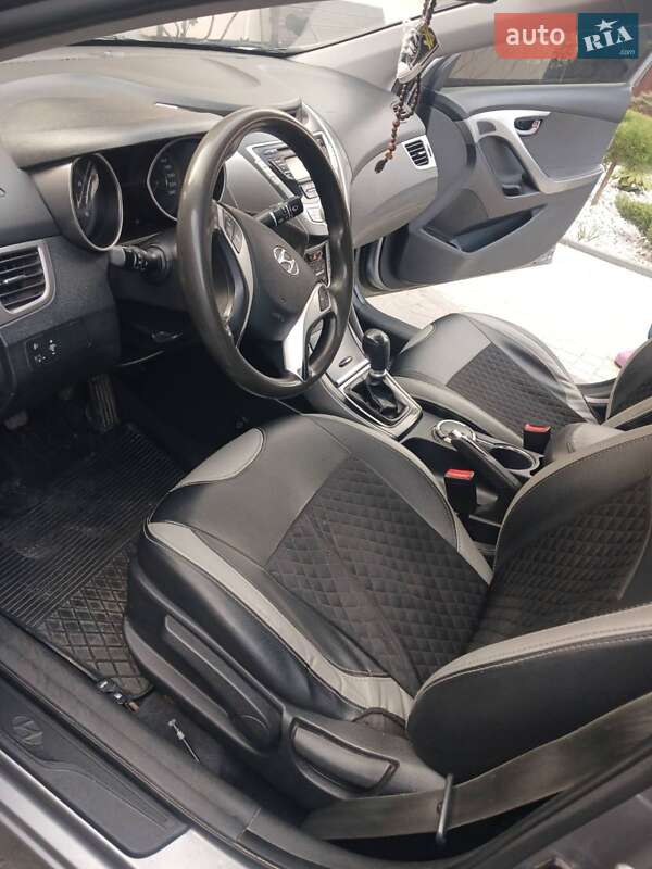 Седан Hyundai Elantra 2011 в Львове