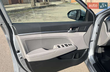 Седан Hyundai Elantra 2019 в 