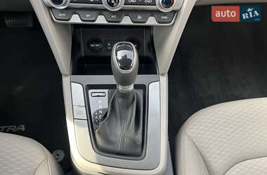 Седан Hyundai Elantra 2019 в 