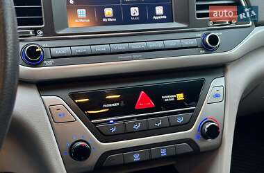 Седан Hyundai Elantra 2017 в 