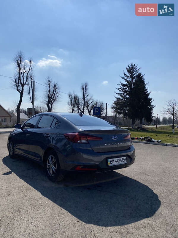 Седан Hyundai Elantra 2019 в Радивилове