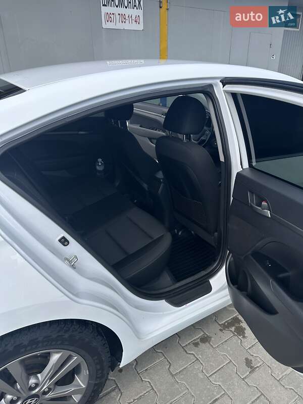 Седан Hyundai Elantra 2017 в Староконстантинове