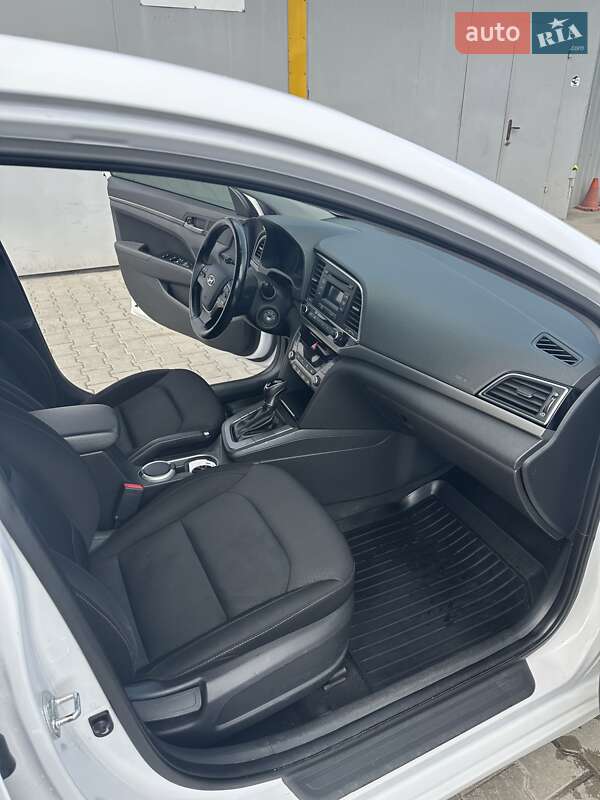 Седан Hyundai Elantra 2017 в Староконстантинове