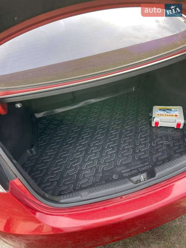 Седан Hyundai Elantra 2012 в Глобине