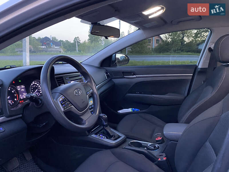Седан Hyundai Elantra 2016 в Львове
