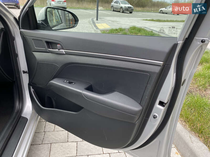 Седан Hyundai Elantra 2018 в Львові
