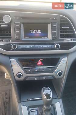 Седан Hyundai Elantra 2017 в 