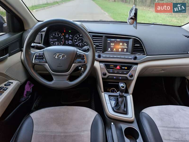 Седан Hyundai Elantra 2016 в Буче