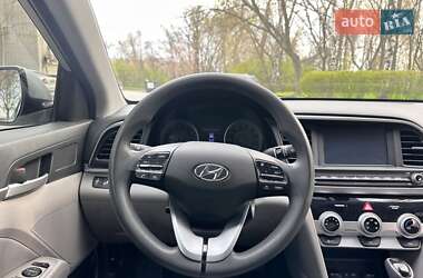 Седан Hyundai Elantra 2019 в 