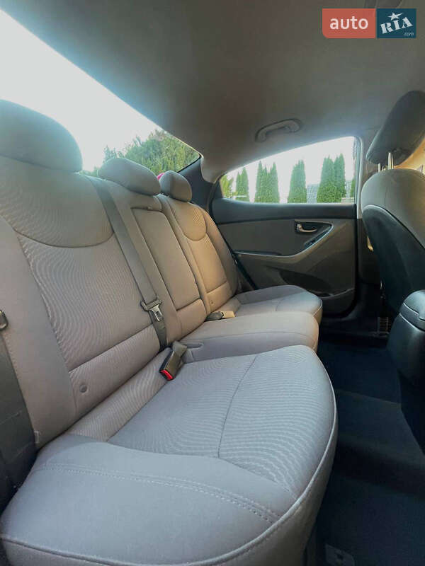 Седан Hyundai Elantra 2015 в Ровно