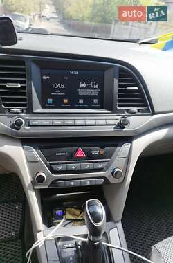 Седан Hyundai Elantra 2018 в 
