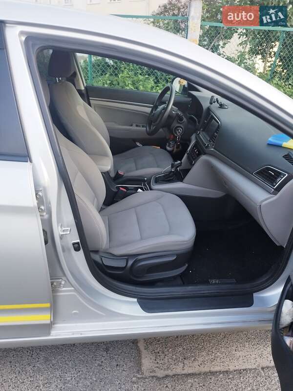 Седан Hyundai Elantra 2018 в Киеве