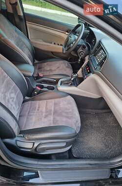 Седан Hyundai Elantra 2017 в 