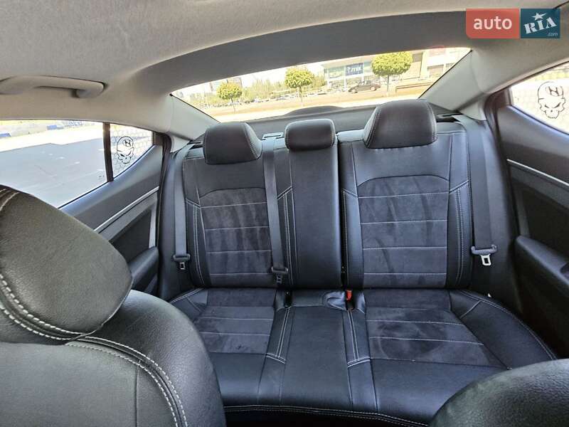 Седан Hyundai Elantra 2016 в Кривом Роге