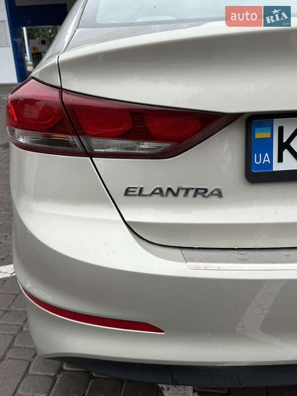 Седан Hyundai Elantra 2018 в Киеве