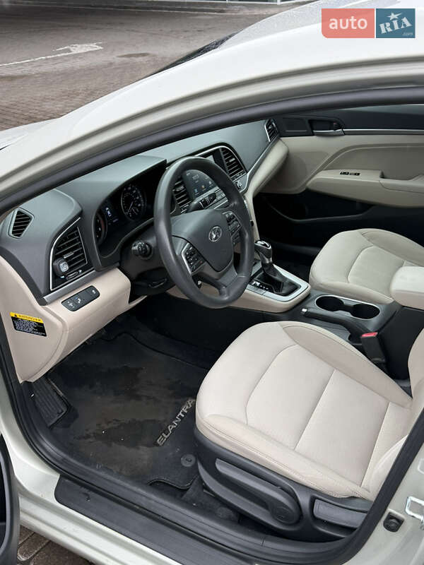 Седан Hyundai Elantra 2018 в Киеве