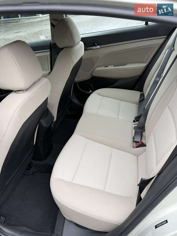 Седан Hyundai Elantra 2018 в Киеве