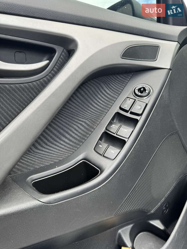 Седан Hyundai Elantra 2013 в Києві