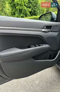Седан Hyundai Elantra 2019 в 