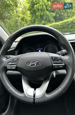 Седан Hyundai Elantra 2019 в 