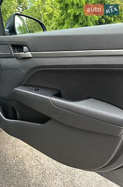 Седан Hyundai Elantra 2019 в 