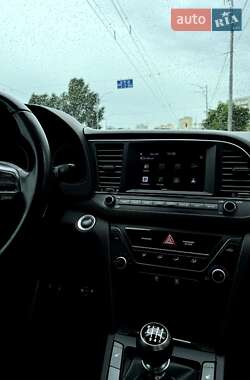 Седан Hyundai Elantra 2016 в Киеве