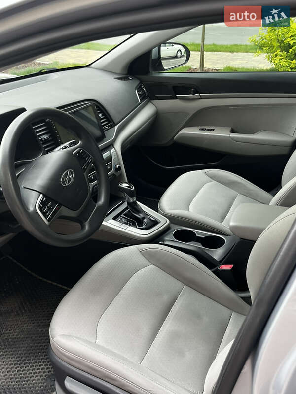 Седан Hyundai Elantra 2016 в Києві