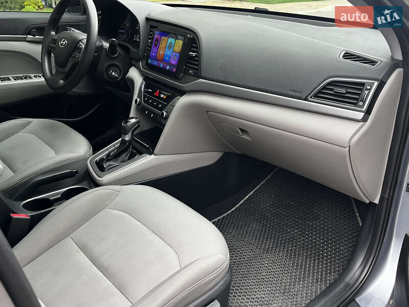 Седан Hyundai Elantra 2016 в Києві