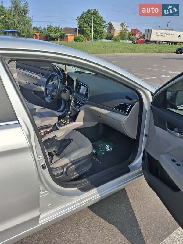 Седан Hyundai Elantra 2016 в Киеве