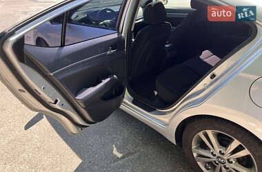 Седан Hyundai Elantra 2017 в 