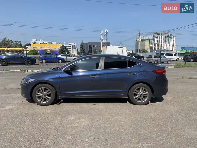 Седан Hyundai Elantra 2018 в Киеве
