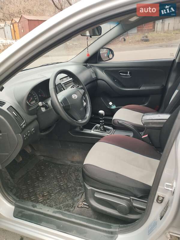 Седан Hyundai Elantra 2011 в Днепре
