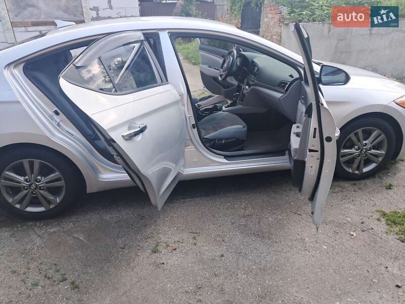 Седан Hyundai Elantra 2016 в Киеве
