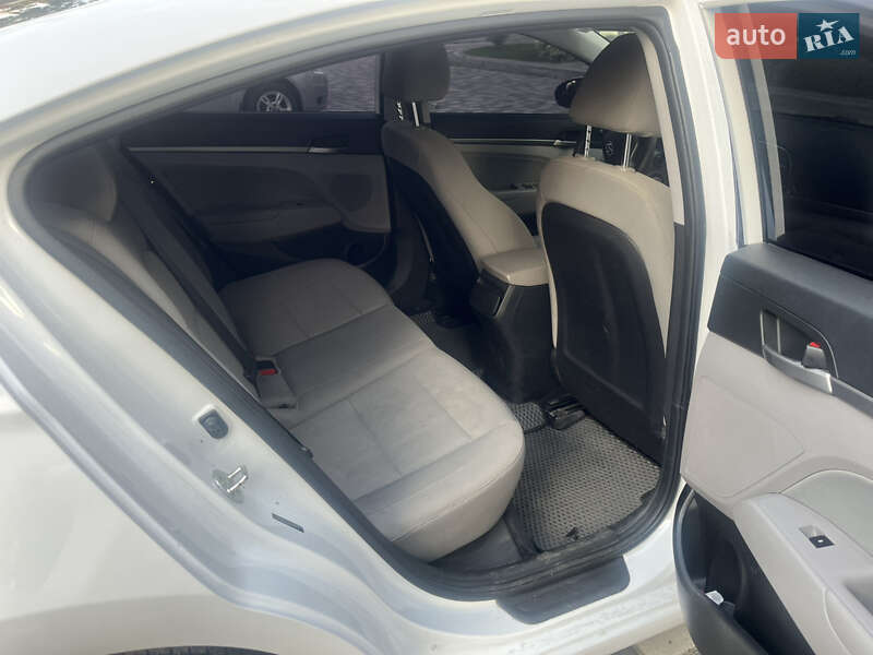 Седан Hyundai Elantra 2017 в Киеве