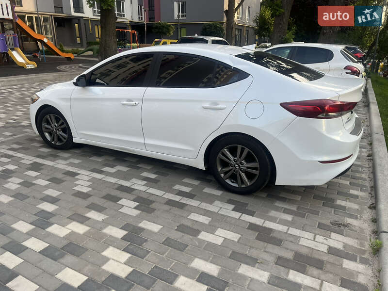 Седан Hyundai Elantra 2017 в Киеве