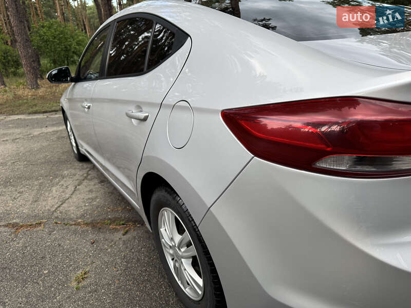 Седан Hyundai Elantra 2017 в Киеве