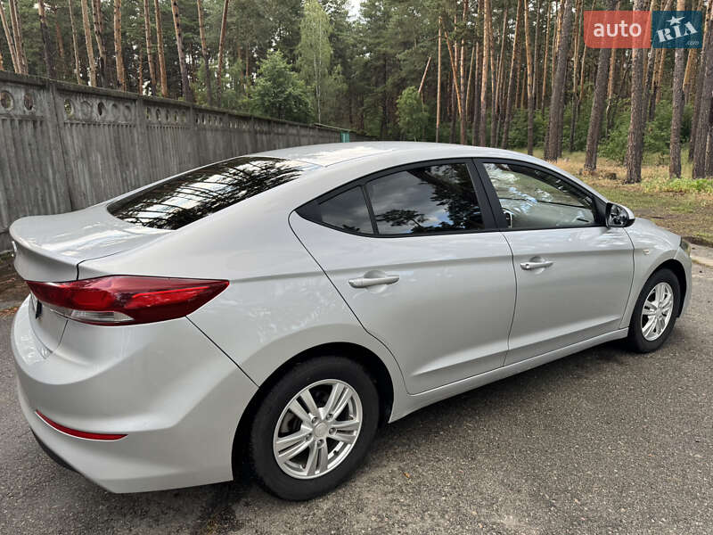 Седан Hyundai Elantra 2017 в Киеве