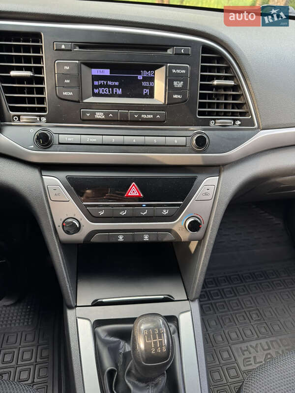Седан Hyundai Elantra 2017 в Киеве