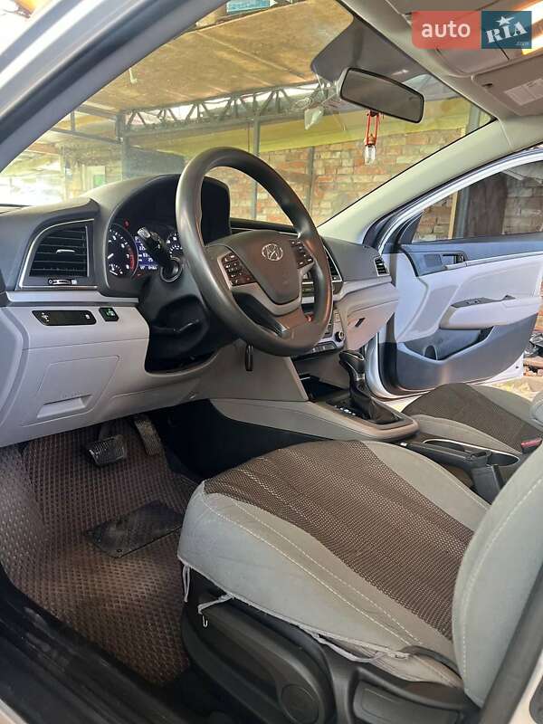Седан Hyundai Elantra 2016 в Киеве