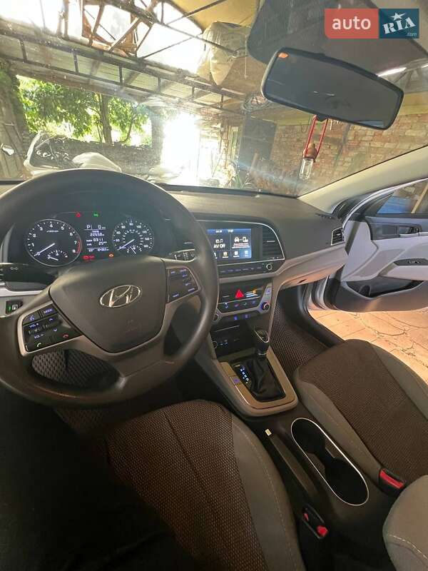 Седан Hyundai Elantra 2016 в Киеве