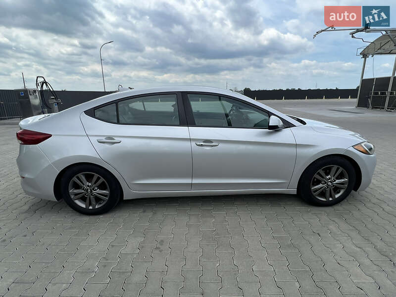 Седан Hyundai Elantra 2016 в Києві