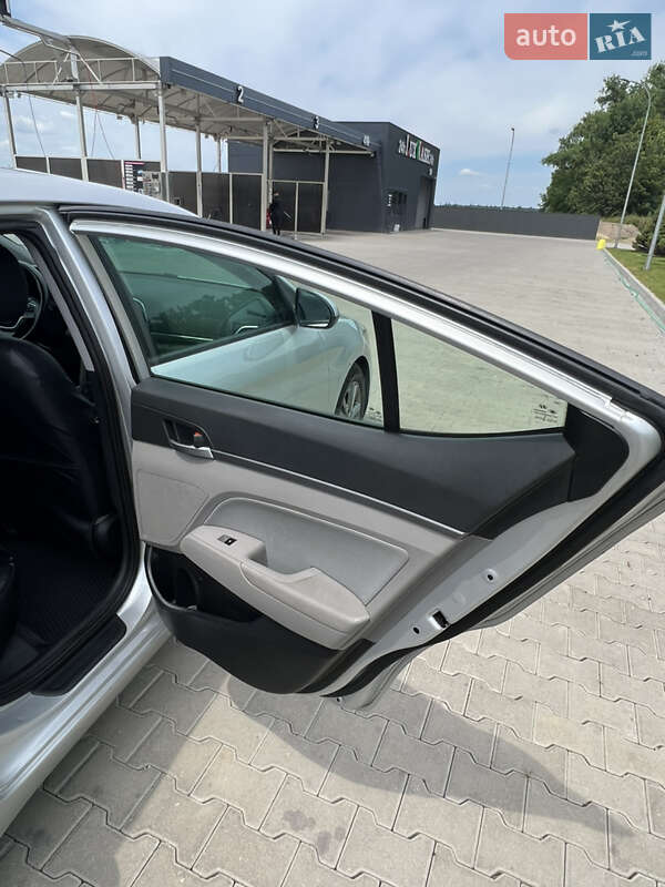 Седан Hyundai Elantra 2016 в Києві