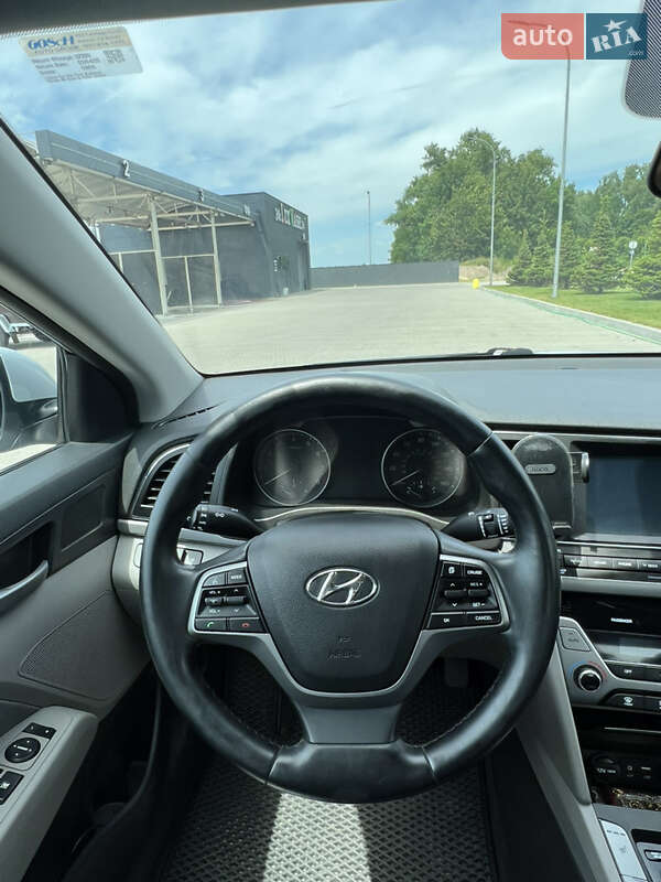 Седан Hyundai Elantra 2016 в Києві
